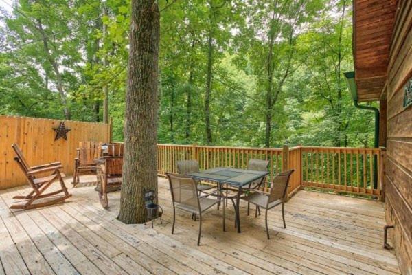 Treehouse Between Gatlinburg And Pigeon Forge. Pet Friendly! Esterno foto